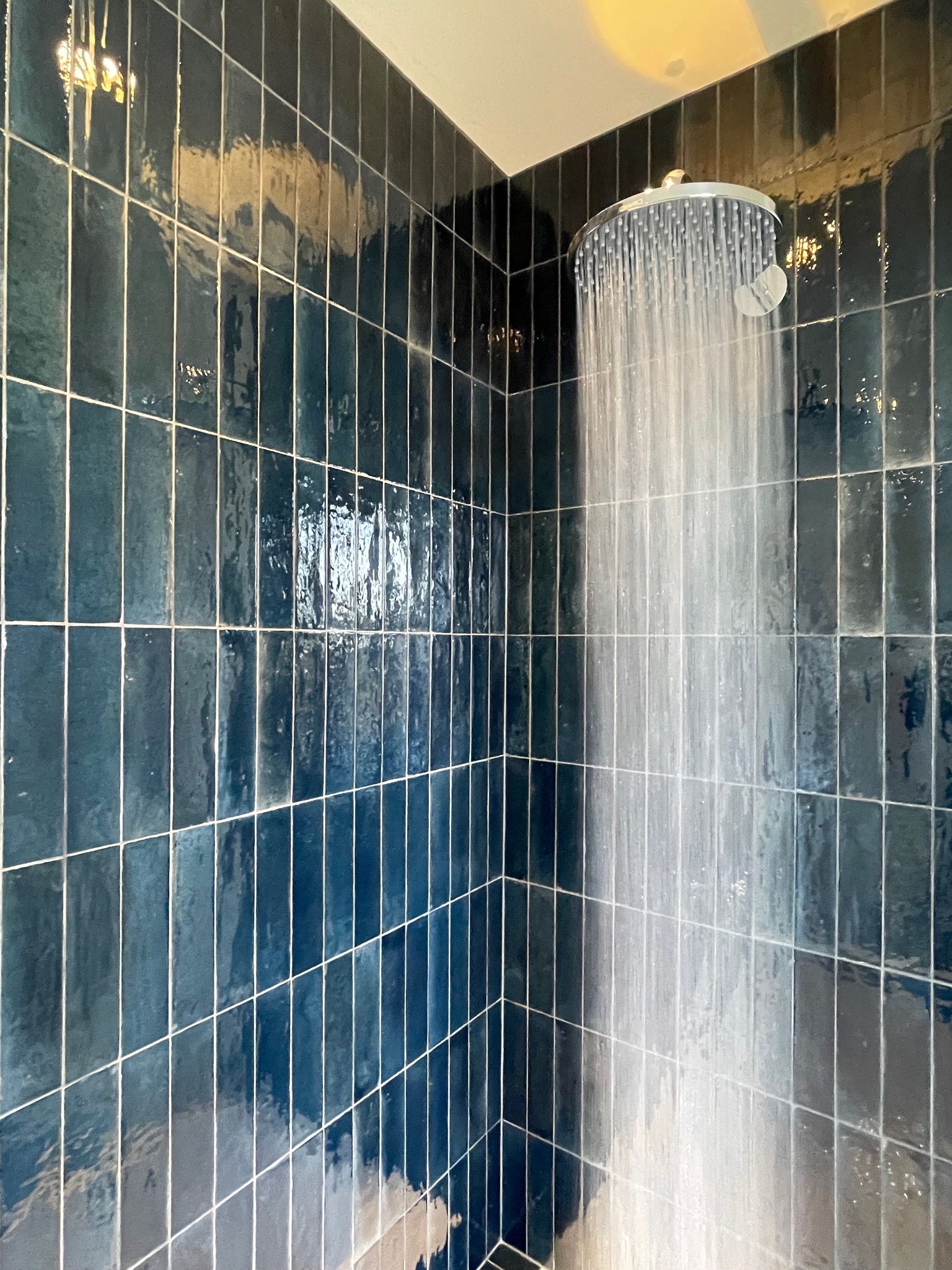 demesmaeker manu donkerblauwe zellige tegels douche met regendouche
