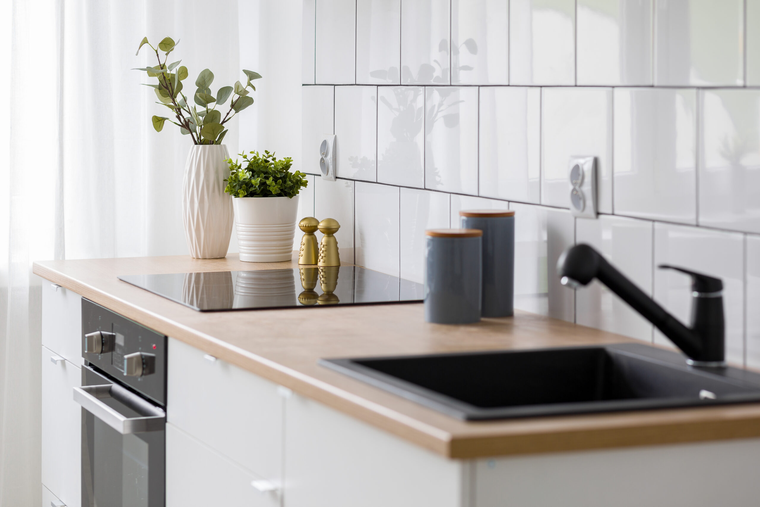 manudemesmaeker keuken witte wandtegels zwarte kraan